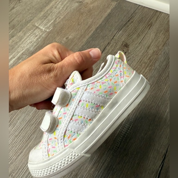 Adidas Sneakers Velcro Straps Confetti White Multi Color Size 5.5 Toddler Baby - Picture 3 of 13